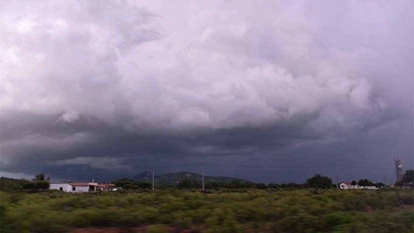 Imagem 1 -   As análises dos pesquisadores registraram um enfraquecimento do fenômeno El Ñino, o que favoreceu a aproximação e atuação da Zona de Convergência Intertropical- sistema meteorológico responsável pelas chuvas no Nordeste nesta época do ano- que associada ao aumento das temperaturas nas águas superficiais do oceano Atlântico provocou as chuvas. A previsão de chuvas no RN, para o próximo trimestre -abril, maio e junho- é de chuvas dentro dos valores normais.