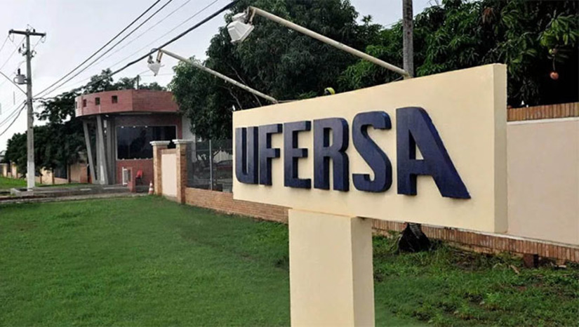 Imagem 1 - Presidente da Comissão, professor Thiago Arruda, disse que não houve mudança e, sim, uma "correação" no texto, para se adequar a fórmula. Na prática, o número de votos conquistados pelo candidato era dividido pelo número de votos válidos. Só que, com a "correção", o número de votos conquistados em cada categoria será dividido pelo número de votos habitos a votar. Ou seja, quem tem a preferência entre os estudantes, perdeu força. Imagem 1 - Presidente da Comissão, professor Thiago Arruda, disse que não houve mudança e, sim, uma "correação" no texto, para se adequar a fórmula. Na prática, o número de votos conquistados pelo candidato era dividido pelo número de votos válidos. Só que, com a "correção", o número de votos conquistados em cada categoria será dividido pelo número de votos habitos a votar. Ou seja, quem tem a preferência entre os estudantes, perdeu força.
