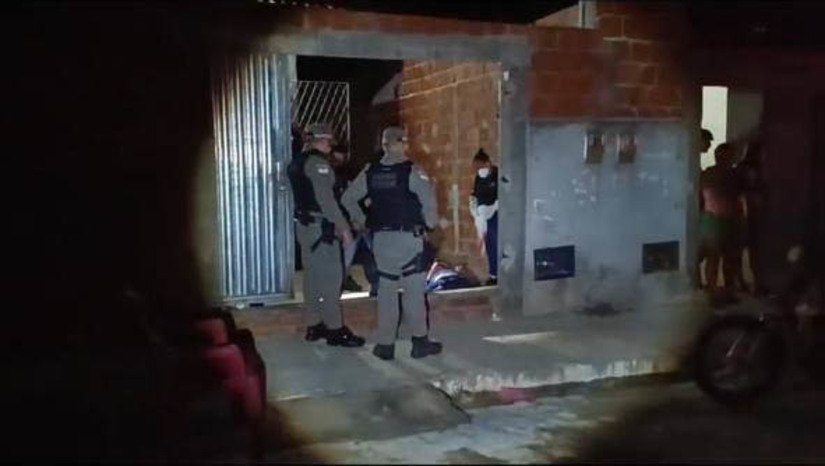 Imagem 1 -  Mossoroense investigado por vários homicídios é morto a tiros em Assú. O crime aconteceu no final da noite desta quarta-feira (3), no conjunto Cristóvão Dantas. A vítima foi identificada como Belidson Bruno da Silva, de 24 anos, conhecido como “Bruno de Sasa”. Segundo informações do delegado Luís Antônio, do plantão de Mossoró, por volta das 23h30, a vítima estava comendo uns pastéis, acompanhado de um cunhado, quando suspeitos saíram de dentro de um matagal que havia na frente do local e desferiram vários disparos contra ela. O delegado acredita que, pelo menos, duas pessoas participaram do crime. 