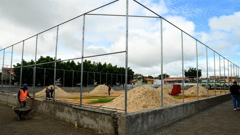 Imagem 1 -  Obra da Praça do Promorar está em ritmo acelerado; equipamento terá quase 4 mil m² de área construída. O equipamento contará com passeio em piso intertravado, campo de futebol, alambrado em todo seu perímetro e tela de proteção, instalação de academia da terceira idade, de academia da segunda idade, playground, iluminação em LED, vagas de estacionamento, bancos em concreto e paisagismo. A praça será totalmente estruturada e equipada para as pessoas com deficiência, atendendo a normas técnicas e legislação vigente.