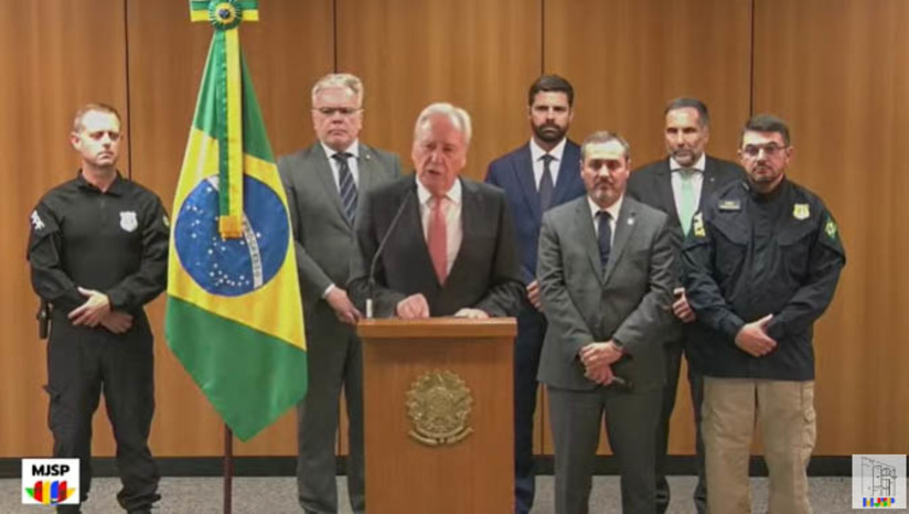 Imagem 1 -  “Os dois fugitivos estavam em um verdadeiro ‘comboio do crime’”, diz Lewandowski . Durante coletiva de imprensa, concedida na tarde desta quinta-feira (4), o ministro da Justiça e Segurança Pública, Ricardo Lewandowski, informou que além de Deibson Cabral Nascimento, o Tatu, de 33 anos, e Rogério da Silva Mendonça, o Martelo, de 35 anos, outras 4 pessoas foram presas, em Marabá, no Pará. O grupo estava em três carros. Com eles também foi apreendido um fuzil. O ministro considerou a prisão extremamente exitosa, visto que não houve reação e nem feridos e confirmou que os dois retornarão para a penitenciária de Mossoró, de onde fugiram. 