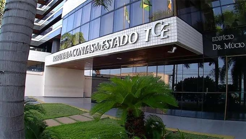 Imagem 1 -  De acordo com a Secretaria de Estado da Administração, mais de 3,6 mil servidores seriam atingidos pela decisão do TCE, medida que poderia inviabilizar o serviço de vários órgãos da administração. No despacho de hoje, o ministro acata o argumento de que o Tribunal de Contas do Estado, a pretexto de operacionalizar o cumprimento da decisão na Arguição de Descumprimento de Preceito Fundamental (ADPF 573), findou por criar critério nela não previsto. Além disso, adotou parâmetro mais restritivo, no que, relativamente aos servidores estáveis, exigiu não apenas o preenchimento dos pressupostos para a jubilação até a data definida, mas a efetiva aposentação.