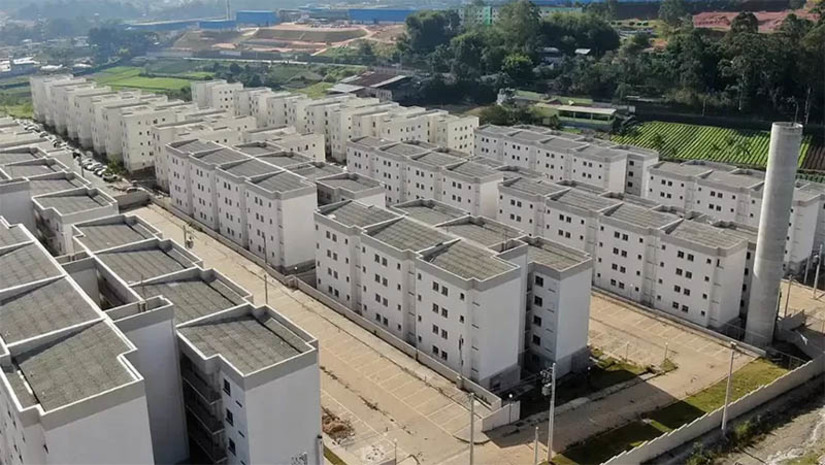 Imagem 1 -  Tire dúvidas sobre financiamento do Minha Casa, Minha Vida no 7º episódio do “Me Conta, Brasil”. Criado pela Secretaria de Comunicação Social (Secom) da Presidência da República, o  videocast “Me Conta, Brasil”, está disponível nas redes sociais. Em forma de bate-papo, o videocast traz gestores de ministérios e autarquias federais para explicar as políticas do Governo Federal para a população. No sétimo episódio, disponibilizado nesta quarta-feira (4), os convidados são Hailton Madureira, secretário de Habitação do Ministério das Cidades, e Inês Magalhães, vice-presidente de habitação da CAIXA e uma das idealizadoras do Minha Casa, Minha Vida, lá em 2009.