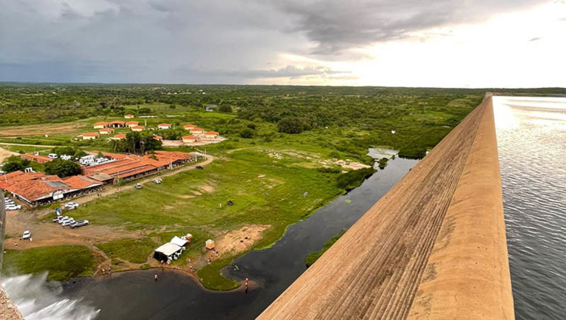 Imagem 1 -  Barragem Santa Cruz do Apodi chega a 70,32% da sua capacidade total . De acordo com o Relatório dos Volumes dos Principais Reservatórios do RN, divulgado nesta quinta-feira (04), indica que a barragem Santa Cruz do Apodi, segundo maior reservatório do estado, acumula 421.728.050 m³. A capacidade total da barragem é de 599.712.000 m³. Este é o maior volume acumulado no manancial desde 2012. As reservas hídricas superficiais totais do estado acumulam 2.829.514.156 m³, equivalentes a  63,36% da capacidade total.