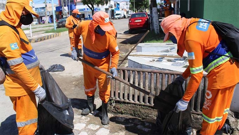Imagem 1 - As equipes de serviços urbanos removeram uma grande quantidade de lixo que estava obstruindo o fluxo da água em bocas de lobo nas imediações da Cobal, evitando assim possíveis alagamentos em vários pontos naquela região. “Para evitar que situações semelhantes voltem a ocorrer, é fundamental a participação direta da população. A Prefeitura vem com realização periódica da limpeza das bocas de lobo e canais, bem como a implementação de campanhas educativas para orientar os moradores sobre a correta destinação do lixo”, destaca Miguel Rogério, titular da Semurb. Imagem 1 - As equipes de serviços urbanos removeram uma grande quantidade de lixo que estava obstruindo o fluxo da água em bocas de lobo nas imediações da Cobal, evitando assim possíveis alagamentos em vários pontos naquela região. “Para evitar que situações semelhantes voltem a ocorrer, é fundamental a participação direta da população. A Prefeitura vem com realização periódica da limpeza das bocas de lobo e canais, bem como a implementação de campanhas educativas para orientar os moradores sobre a correta destinação do lixo”, destaca Miguel Rogério, titular da Semurb.