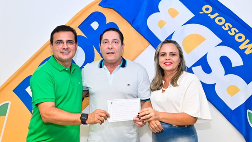 Imagem 1 -  “O nosso PSDB se agiganta não só na capital, na região Metropolitana, mas também no sertão do Alto, Médio e Oeste Potiguar. Recebendo centenas de novas filiações e vamos fazer um número muito bom de prefeitos e vices, além de aumentar a quantidade de vereadores”, afirmou Ezequiel Ferreira, que nos últimos dias se dedicou a fortalecer a sua legenda no Estado. 