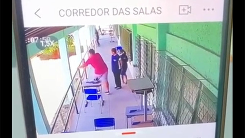 Imagem 1 -  Irritado ao ser impedido de entrar em sala com o celular ligado, o candidatoAntônio Cristiano Filgueira bateu violentamente e repetidamente o seu aparelho celular contra a parede.  Depois do surto de raiva, passou pelos procedimentos de segurança e fez a prova normalmente.  Mas ao final, acusou a coordenadora de fiscalização de ser a responsável por quebrar o seu telefone móvel, chamou a polícia e prestou queixa contra a profissional. Ele vai responder por denunciação caluniosa.
