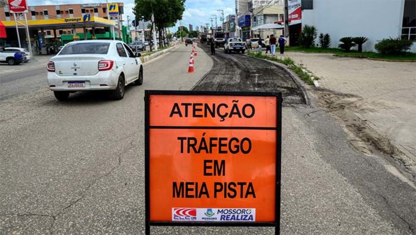 Imagem 1 -  A etapa de fresagem é a preparação para o início do recapeamento asfáltico. A medida contribui para a preservação da infraestrutura urbana e para a segurança de todos que utilizam essa importante via de Mossoró. A obra faz parte do programa “Mossoró Realiza”, que contempla de ponta a ponta toda a cidade com asfalto novo. 
