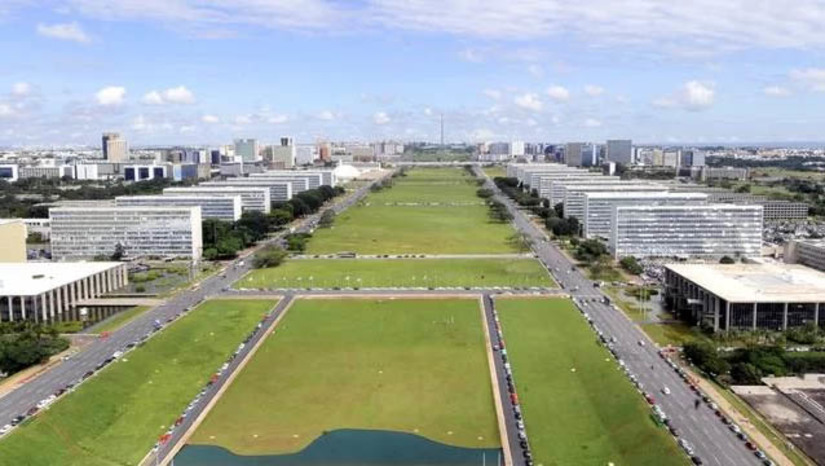 Imagem 1 -  [COLUNA ESPLANADA] A despeito das especulações sobre minirreforma na Esplanada, o presidente Lula da Silva deve arrumar primeiro a cozinha. Os palacianos Rui Costa (Casa Civil) e Miriam Belchior (secretária-executiva da Casa) mal se falam, garante quem acompanha a rotina. Belchior não repassa todos os assuntos que trata direto com o presidente, em especial projetos do PAC III. Os colegas palacianos tentam, sem sucesso, armistício entre a dupla ou saída honrosa para Belchior, já que Costa é da cota do senador Jaques Wagner (PT-BA), o conselheiro do presidente – e quem o Barba gostaria que assumisse o posto desde o início. Tem ingrediente eleitoral nesse cenário. Miriam não tem voto, é a face técnica do Governo – herdada da gestão Dilma Rousseff. Já Costa vem da Bahia, que deu 1,5 milhão de votos de frente para Lula na eleição de 2022 contra Jair Bolsonaro. 