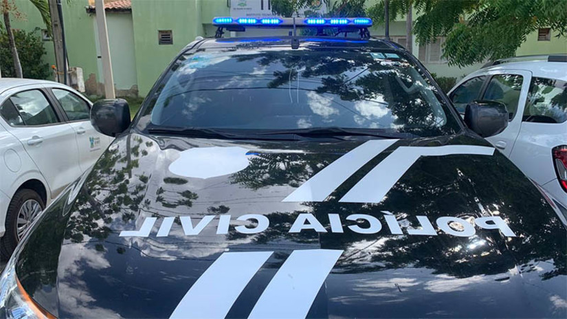Imagem 1 -  De acordo com a delegada Cristiane Magalhães, da Delegacia de Homicídio e Proteção à Pessoa de Mossoró, Pedro Henrique da Silva Rocha teria sido o autor dos disparos que mataram Thalvan Lucas Targino de Oliveira e Geovanete Francisco da Silva, no dia 5 de dezembro de 2014, no Nova Vida. Os tiros também atingiram Alef Muamed da Silva, mas este foi socorrido e conseguiu sobreviver. Thalvan era o alvo do atirador, Alef foi atingido por estar junto a ele em uma motocicleta. Já Giovanetti foi vítima de uma bala perdida, na calçada da própria casa. Ela também foi socorrida, mas morreu poucos dias depois, no HRTM. Pedro Henrique não mora mais em Mossoró. Ele foi ouvido por videoconferência e indiciado pelos crimes. Cade agora ao MPRN fazer a denúncia e solicitar sua prisão.