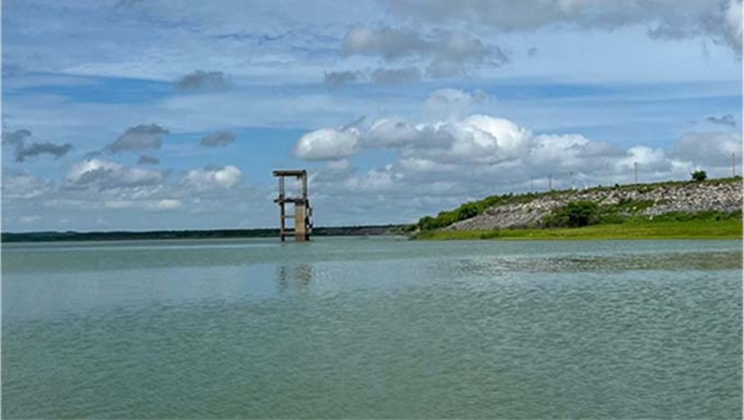 Imagem 1 -  As reservas hídricas superficiais totais do RN somam 2.999.415.425 m³, equivalentes a 67,57% da sua capacidade total, que é de 4.438.663.499 m³. O volume geral acumulado também é o maior desde 2012. A barragem Armando Ribeiro Gonçalves acumula 1.683.786.831 m³, percentualmente, 70,95% da sua capacidade total, que é de 2.373.066.000 m³. A última vez que o manancial sangrou foi em 2011.