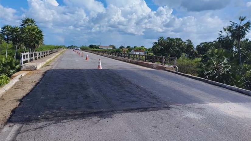 Imagem 1 -  O DER liberou o tráfego de veículos na RN-041, recuperou o piso e reforçou a segurança da Ponte do Arapuá, na RN-118, no município de Ipanguaçu, região Central do Estado. O trecho da RN-118, que vai do entrocamento da BR-304, em Itajá, até a interligação com a BR-406, em Macau, teve o tráfego aumentado em cerca de 70%, inclusive com a presença de veículos pesados, depois que passou a ser usado como rota alternativa em consequência da interdição da BR-304, na altura de Lajes. Ainda no sábado, o DER concluiu o aterramento da cabeceira da ponte sobre o Riacho Salgado, restabelecendo o trânsito de veículos na RN-041.
