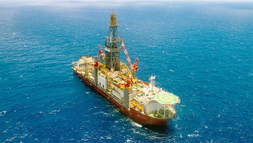 Imagem 1 - Petrobras faz descoberta inédita de petróleo em águas ultraprofundas da Bacia Potiguar. A descoberta de reservatórios turbidíticos de idade Albiana portador de petróleo foi no poço exploratório Anhangá, situado próximo à fronteira entre os estados do Ceará e do Rio Grande do Norte, a cerca de 190 km de Fortaleza e 250 km de Natal, em profundidade d’água de 2.196 metros, na Margem Equatorial brasileira. A descoberta foi realizada através de perfis elétricos e amostras de óleo, que serão posteriormente caracterizados por meio de análises de laboratório. Imagem 1 - Petrobras faz descoberta inédita de petróleo em águas ultraprofundas da Bacia Potiguar. A descoberta de reservatórios turbidíticos de idade Albiana portador de petróleo foi no poço exploratório Anhangá, situado próximo à fronteira entre os estados do Ceará e do Rio Grande do Norte, a cerca de 190 km de Fortaleza e 250 km de Natal, em profundidade d’água de 2.196 metros, na Margem Equatorial brasileira. A descoberta foi realizada através de perfis elétricos e amostras de óleo, que serão posteriormente caracterizados por meio de análises de laboratório.