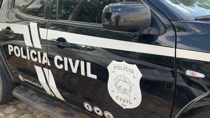 Imagem 1 -  Guarda municipal é indiciado por tentar matar colega de farda no município de Macau. O inquérito policial foi concluído nesta quarta-feira (10). O crime aconteceu no dia 5 de abril. De acordo com a polícia civil, na ocasião, dois guardas municipais entraram em vias de fato, no interior da viatura policial, tendo o autor realizado um disparo, fazendo o uso de uma pistola calibre .9mm de propriedade particular, em direção à vítima, que não sofreu danos maiores. O autor foi autuado em flagrante e a prisão foi convertida em preventiva. 