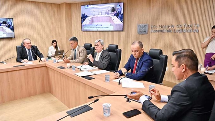 Imagem 1 - O projeto da instituição da Política Estadual de Agricultura Urbana e periurbana no Rio Grande do Norte foi aprovado por unanimidade na Assembleia, com substitutivo da Comissão de Constituição, Justiça e Redação (CCJ). De autoria da deputada estadual Divaneide Basílio (PT), a iniciativa visa promover o desenvolvimento da agricultura em áreas urbanas e periurbanas, trazendo benefícios para a produção local e para a segurança alimentar da população. Imagem 1 - O projeto da instituição da Política Estadual de Agricultura Urbana e periurbana no Rio Grande do Norte foi aprovado por unanimidade na Assembleia, com substitutivo da Comissão de Constituição, Justiça e Redação (CCJ). De autoria da deputada estadual Divaneide Basílio (PT), a iniciativa visa promover o desenvolvimento da agricultura em áreas urbanas e periurbanas, trazendo benefícios para a produção local e para a segurança alimentar da população.