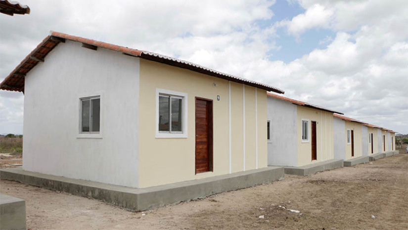 Imagem 1 - “Minha Casa, Minha Vida”: RN receberá 3872 casas em duas modalidades do programa . Serão 16 projetos urbanos e 49 rurais, atendendo 65 municípios de todas as regiões. As entidades beneficiadas já atuam na área de Interesse Social para Habitação e possuem cadastro ativo no Ministério das Cidades e na Caixa Econômica Federal. São entidades organizadas de Movimentos Sociais, que em parcerias com as prefeituras e governos estaduais enviaram propostas que foram analisadas e selecionadas conforme os critérios previstos nas portarias de seleção do MCMV. Imagem 1 - “Minha Casa, Minha Vida”: RN receberá 3872 casas em duas modalidades do programa . Serão 16 projetos urbanos e 49 rurais, atendendo 65 municípios de todas as regiões. As entidades beneficiadas já atuam na área de Interesse Social para Habitação e possuem cadastro ativo no Ministério das Cidades e na Caixa Econômica Federal. São entidades organizadas de Movimentos Sociais, que em parcerias com as prefeituras e governos estaduais enviaram propostas que foram analisadas e selecionadas conforme os critérios previstos nas portarias de seleção do MCMV.