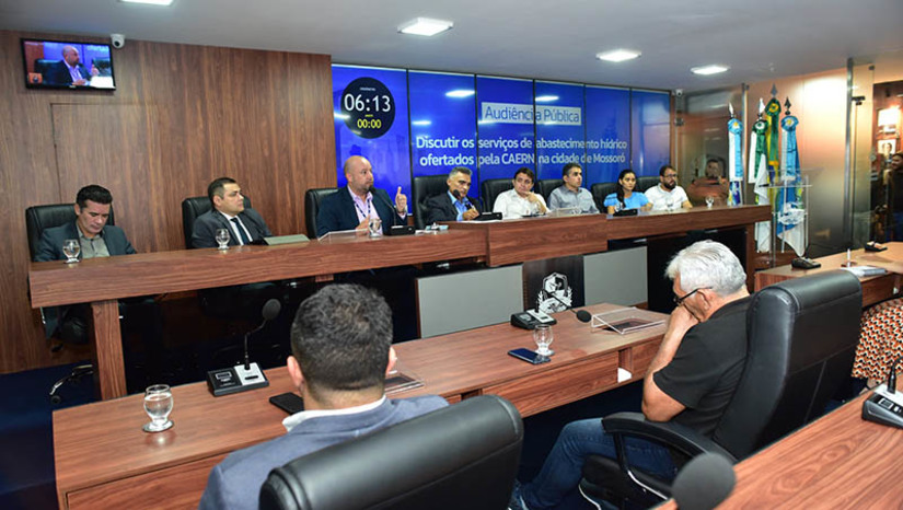 Imagem 1 -  Audiência na Câmara apontou problemas e soluções para abastecimento em Mossoró. Aprovada por unanimidade, a reunião, que aconteceu nesta quinta-feira (11), foi proposta pelo vereador Professor Francisco Carlos (União Brasil). Ao dar início aos trabalhos, o vereador relembrou que a temática fora discutida na Casa em 2021, mas que os problemas de abastecimento de água seguem afetando a população do município. Daí, segundo ele, é necessário que sejam tomadas medidas que venham responsabilizar a instituição. “Essa irregularidade tem afligido todos os cidadãos mossoroenses”, frisou. 