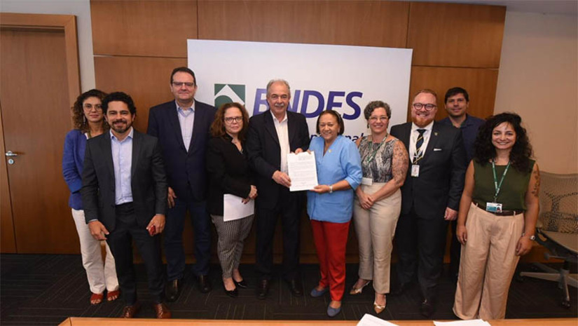 Imagem 1 -  “A transição energética é uma agenda irreversível”, diz Fátima Bezerra. Nesta quinta-feira (11), a governadora do RN assinou um acordo de cooperação com o presidente do BNDES, Aloizio Mercadante, para que o banco federal atue na contratação e elaboração dos estudos complementares para o Projeto do Porto-Indústria Verde, que será implantado no município de Caiçara do Norte, litoral Norte do estado. Na pactuação está contemplado também o estudo para a construção da estrada da Pipa, principal via de acesso para chegar à Praia da Pipa, a RN-003, que se conecta também à BR-101, considerada uma importante via para o desenvolvimento e turismo potiguar.