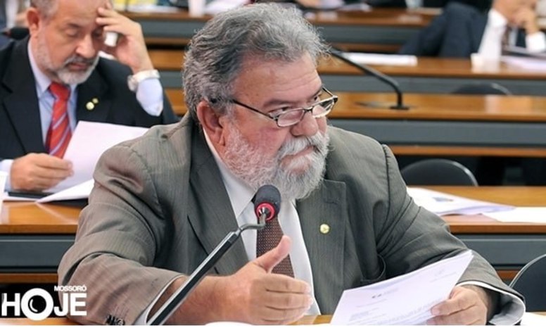 Imagem 1 - Morre ao 75 anos, em Mossoró, o ex-deputado federal Betinho Rosado. A informação sobre o falecimento de Betinho, ocorrido na madrugada desta sexta-feira (12), foi confirmada pelo filho dele, o também ex-deputado, Beto Rosado, por meio de vídeo publicado nas redes sociais. Ele estava internado no Hospital Wilson Rosado, após um acidente vascular cerebral. O velório começa às 9h na Igreja do Perpétuo Socorro no Centro de Mossoró e o sepultamento será às 16h no Cemitério São Sebastião. Imagem 1 - Morre ao 75 anos, em Mossoró, o ex-deputado federal Betinho Rosado. A informação sobre o falecimento de Betinho, ocorrido na madrugada desta sexta-feira (12), foi confirmada pelo filho dele, o também ex-deputado, Beto Rosado, por meio de vídeo publicado nas redes sociais. Ele estava internado no Hospital Wilson Rosado, após um acidente vascular cerebral. O velório começa às 9h na Igreja do Perpétuo Socorro no Centro de Mossoró e o sepultamento será às 16h no Cemitério São Sebastião.