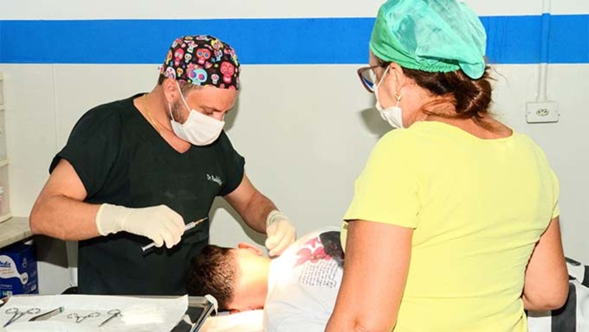 Imagem 1 - A população que necessita do serviço busca a Unidade Básica de Saúde (UBS), que realiza o agendamento encaminhando o paciente ao procedimento. As pequenas cirurgias são realizadas todas as semanas, beneficiando até trezentas pessoas que podem realizar mais de um procedimento no mesmo atendimento. Imagem 1 - A população que necessita do serviço busca a Unidade Básica de Saúde (UBS), que realiza o agendamento encaminhando o paciente ao procedimento. As pequenas cirurgias são realizadas todas as semanas, beneficiando até trezentas pessoas que podem realizar mais de um procedimento no mesmo atendimento.