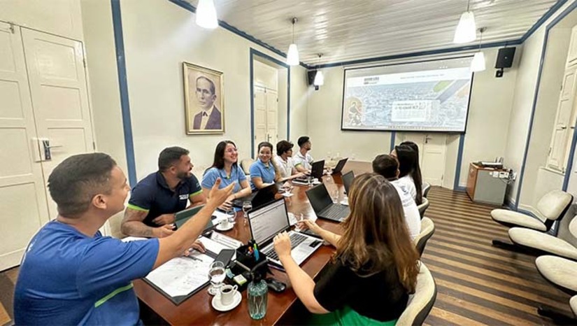 Imagem 1 - O objetivo é apresentar à sociedade mossoroense o novo Plano Diretor Municipal, que estava sem atualização há 16 anos. Na ocasião, será lançado site institucional do Plano Diretor de Mossoró com apresentação de dados referentes às questões demográficas de Mossoró. Secretário de Projetos e Programas Estratégicos, Almir Mariano destaca que “no dia 29 de dezembro do ano passado a Prefeitura publicou decreto criando a Comissão Executiva de Coleta de Dados para a Revisão e Alteração do Plano Diretor de Mossoró”. O horário e local do evento serão divulgados em breve. Imagem 1 - O objetivo é apresentar à sociedade mossoroense o novo Plano Diretor Municipal, que estava sem atualização há 16 anos. Na ocasião, será lançado site institucional do Plano Diretor de Mossoró com apresentação de dados referentes às questões demográficas de Mossoró. Secretário de Projetos e Programas Estratégicos, Almir Mariano destaca que “no dia 29 de dezembro do ano passado a Prefeitura publicou decreto criando a Comissão Executiva de Coleta de Dados para a Revisão e Alteração do Plano Diretor de Mossoró”. O horário e local do evento serão divulgados em breve.
