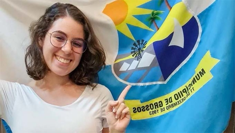 Imagem 1 - A conquista da bolsa é fruto de muita dedicação aos estudos, autodidata, Cecília aprendeu a língua inglesa sozinha, e resolveu levar o seu conhecimento a outras pessoas. Em 2022, ela criou o projeto Poliglobalizando, que já ajudou mais de 200 brasileiros com o ensino do inglês e oportunidades internacionais de forma voluntária e gratuita. O programa cobre as mensalidades e os custos acadêmicos, mas não inclui os valores da viagem e da documentação. Moradora de Grossos na região da Costa Branca, ela decidiu fazer uma vaquinha virtual para conseguir realizar o grande sonho. Imagem 1 - A conquista da bolsa é fruto de muita dedicação aos estudos, autodidata, Cecília aprendeu a língua inglesa sozinha, e resolveu levar o seu conhecimento a outras pessoas. Em 2022, ela criou o projeto Poliglobalizando, que já ajudou mais de 200 brasileiros com o ensino do inglês e oportunidades internacionais de forma voluntária e gratuita. O programa cobre as mensalidades e os custos acadêmicos, mas não inclui os valores da viagem e da documentação. Moradora de Grossos na região da Costa Branca, ela decidiu fazer uma vaquinha virtual para conseguir realizar o grande sonho.
