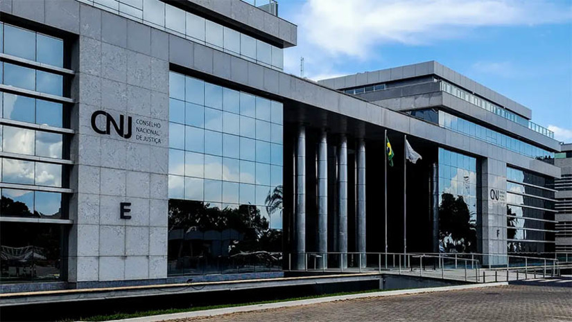 Imagem 1 - Gabriela Hardt atuou como substituta do ex-juiz Sergio Moro na 13ª Vara Federal em Curitiba. Atualmente, ela trabalha em uma vara recursal da Justiça Federal no Paraná. O corregedor nacional de Justiça, ministro Luís Felipe Salomão, também decidiu afastar das funções dois desembargadores do Tribunal Regional Federal da 4ª Região e um juiz da 13ª Vara Federal em Curitiba. Na decisão, o corregedor citou supostas irregularidades cometidas pelos magistrados durante os trabalhos de investigação da Lava Jato. Imagem 1 - Gabriela Hardt atuou como substituta do ex-juiz Sergio Moro na 13ª Vara Federal em Curitiba. Atualmente, ela trabalha em uma vara recursal da Justiça Federal no Paraná. O corregedor nacional de Justiça, ministro Luís Felipe Salomão, também decidiu afastar das funções dois desembargadores do Tribunal Regional Federal da 4ª Região e um juiz da 13ª Vara Federal em Curitiba. Na decisão, o corregedor citou supostas irregularidades cometidas pelos magistrados durante os trabalhos de investigação da Lava Jato.