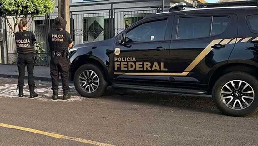 Imagem 1 -  Esta é a 26° fase da Operação Lesa Pátria, que investiga os envolvidos nos atos. Os mandados foram expedidos pelo Supremo Tribunal Federal (STF) nos estados Rio Grande do Norte, Santa Catarina, Pará, São Paulo, Minas Gerais, Espírito Santo, Tocantins e Mato Grosso do Sul. Em fevereiro, a Polícia Federal cumpriu 34 mandados, incluindo três de prisão preventiva. A estimativa é que os danos causados ao patrimônio público pelos ataques de 8 de janeiro de 2023 cheguem a R$ 40 milhões. 