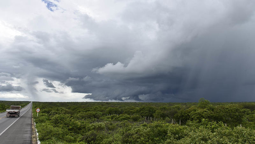 Imagem 1 - RN já registrou 99,5 mm de chuva em abril; 70% da média esperada para o mês. O dado foi contabilizado até esta segunda-feira (16). As regiões mais chuvosas no período, segundo a Emparn, são a Agreste Potiguar e Central Potiguar que já atingiram 78,8% e 70,2%, respectivamente. “Estamos no segundo mês da quadra chuvosa e a previsão é de continuidade das chuvas até o final de mês ficando dentro ou um pouco acima da média esperada”, declarou o chefe da unidade de Meteorologia da Emparn, Gilmar Bristot; veja a previsão para o resto da semana. Imagem 1 - RN já registrou 99,5 mm de chuva em abril; 70% da média esperada para o mês. O dado foi contabilizado até esta segunda-feira (16). As regiões mais chuvosas no período, segundo a Emparn, são a Agreste Potiguar e Central Potiguar que já atingiram 78,8% e 70,2%, respectivamente. “Estamos no segundo mês da quadra chuvosa e a previsão é de continuidade das chuvas até o final de mês ficando dentro ou um pouco acima da média esperada”, declarou o chefe da unidade de Meteorologia da Emparn, Gilmar Bristot; veja a previsão para o resto da semana.