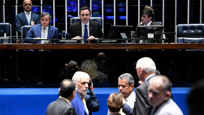 Imagem 1 -  Senado aprova PEC que torna crime a posse ou porte de qualquer quantidade de droga. O texto da PEC 45/2023, aprovado pelos senadores em dois turnos, nesta terça-feira (16), insere no art. 5º da Constituição Federal a determinação de que é crime a posse ou porte de qualquer quantidade de droga ou entorpecente “sem autorização ou em desacordo com determinação legal ou regulamentar”. A PEC é de autoria do senador Rodrigo Pacheco (PSD-MG), presidente do Senado e segue para votação na Câmara dos Deputados.