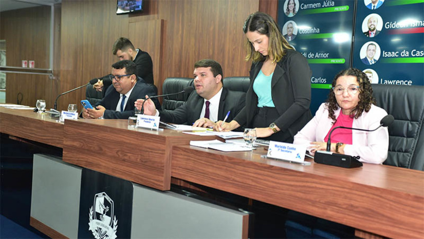 Imagem 1 - Projeto da LDO para 2025 é enviada à Comissão de Orçamento, Finanças e Contabilidade da CMM. O projeto da LDO tramitará na COFC, até retornar ao plenário para votação final, em junho ou julho. Até lá, será debatido em audiência pública e poderá receber emendas. Na próxima semana, a Câmara anunciará o calendário de tramitação. A LDO lança bases para a Lei Orçamentária Anual (LOA) de 2025, que será aprovada na Câmara em dezembro deste ano. Ela estabelece diretrizes para a elaboração e execução do próximo Orçamento da Prefeitura de Mossoró. Imagem 1 - Projeto da LDO para 2025 é enviada à Comissão de Orçamento, Finanças e Contabilidade da CMM. O projeto da LDO tramitará na COFC, até retornar ao plenário para votação final, em junho ou julho. Até lá, será debatido em audiência pública e poderá receber emendas. Na próxima semana, a Câmara anunciará o calendário de tramitação. A LDO lança bases para a Lei Orçamentária Anual (LOA) de 2025, que será aprovada na Câmara em dezembro deste ano. Ela estabelece diretrizes para a elaboração e execução do próximo Orçamento da Prefeitura de Mossoró.