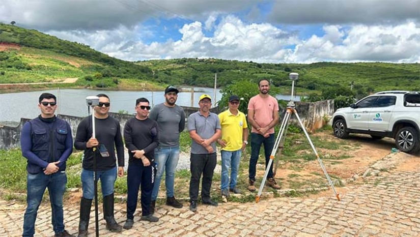 Imagem 1 - Os técnicos de diferentes instituições — Semarh, Igarn, Defesa Civil estadual e municipal — inspecionaram o açude para elaborar um projeto eficaz de recuperação. A ação teve participação, a convite do secretário da Semarh, Paulo Varella, do engenheiro e professor da UFRN, Valdecir Rocha, referência em construção de barragens. Durante a visita, foi realizado um levantamento e análise topográfica que se estendeu até o segundo dia, sendo fundamental para entender a situação atual do reservatório. Imagem 1 - Os técnicos de diferentes instituições — Semarh, Igarn, Defesa Civil estadual e municipal — inspecionaram o açude para elaborar um projeto eficaz de recuperação. A ação teve participação, a convite do secretário da Semarh, Paulo Varella, do engenheiro e professor da UFRN, Valdecir Rocha, referência em construção de barragens. Durante a visita, foi realizado um levantamento e análise topográfica que se estendeu até o segundo dia, sendo fundamental para entender a situação atual do reservatório.