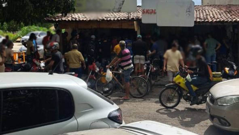 Imagem 1 -  Jovem de 18 anos é alvejado a tiros em frente ao mercado do Vuco-Vuco, em Mossoró. De acordo com informações da polícia militar, Lucas Gabriel Varela da Silva estava em um espetinho que fica em frente ao mercado, quando um homem se aproximou a pé e atirou contra ele. Uma ambulância do Samu foi acionada e o jovem foi socorrido para o Hospital Regional Tarcísio Maia, onde deverá passar por uma cirurgia. O estado de saúde dele é delicado. Ainda segundo a PM, Lucas já havia sofrido uma tentativa de homicídio em outra ocasião. A polícia civil vai investigar o caso.