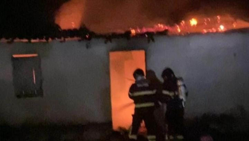 Imagem 1 -  Bombeiros controlam fogo em residência no sítio Bamburral, na zona rural de Apodi. A guarnição do município foi acionada por populares, no início da noite desta terça-feira (16), que informaram que o fogo estava destruindo a casa, onde estavam uma mulher e uma criança. As chamas teriam sido iniciadas a partir de um curto-circuito. Apesar do susto, ninguém ficou ferido. Os bombeiros conseguiram controlar o fogo e foram registrados apenas danos materiais.