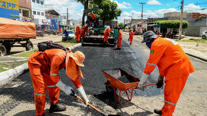 Imagem 1 -  Segunda etapa do recapeamento da avenida Presidente Dutra é iniciada. Nesta fase, está sendo aplicada uma nova camada asfáltica visando proporcionar mais segurança e conforto aos motoristas que trafegam pela região. A obra faz parte do plano de revitalização da infraestrutura viária do município por meio do programa "Mossoró Realiza”, garantindo melhorias na mobilidade urbana e na qualidade de vida da população.