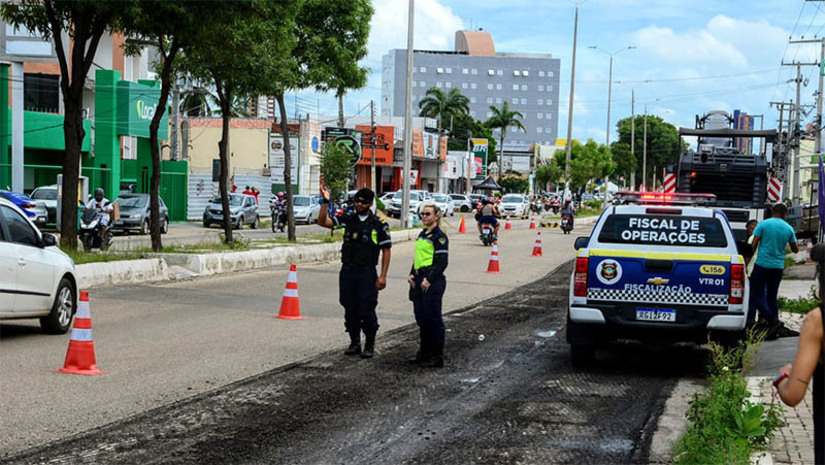 Imagem 1 -  Veja rotas alternativas durante as intervenções na Av. Presidente Dutra, em Mossoró. As ações, iniciadas nesta quinta-feira (18), se fazem necessárias em virtude das obras de recapeamento asfáltico da via, e deverão se estender progressivamente até o sábado (20). “A gente pede à população que fique atenta a essa situação, procurem seguir as rotas alternativas para que possam se deslocar sem nenhum problema. Essas medidas visam garantir a segurança das pessoas durante esse período de obras. Além disso, é muito importante também ficar atento às orientações dos agentes de trânsito”, frisou o diretor de Mobilidade Urbana do município, Luís Correia.