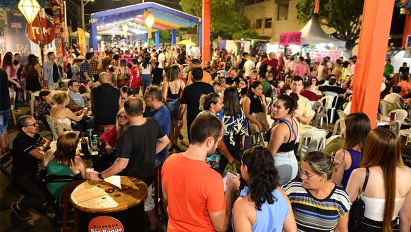 Imagem 1 -   Nesta sexta-feira (19), será a vez dos comerciantes interessados em comercializar para o Polo Cidadela. O credenciamento pode ser feito pela internet  ou presencial na Biblioteca Municipal Ney Pontes Duarte. A Prefeitura de Mossoró divulgará no dia 30 de abril a relação dos comerciantes habilitados ao credenciamento. Com o cadastro habilitado, o vendedor deverá realizar o procedimento de credenciamento de 2 a 4 de maio, presencialmente, das 8h às 12h e das 14h às 17h, no auditório da Biblioteca Municipal Ney Pontes Duarte
