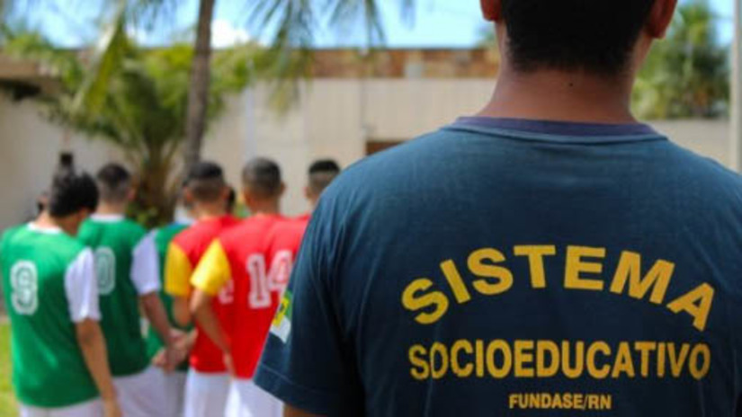 Imagem 1 -  Governo do RN deverá convocar candidatos aprovados no último concurso da Fundase. A recomendação, feita pelo Ministério Público, levou em consideração o fato que as atuais vacâncias afetam os recursos humanos da Fundase e implicam prejuízos ao atendimento socioeducativo. De acordo com a recomendação, a Presidência da Fundação deverá estabelecer critérios de remoção para preenchimento das vagas de analista socioeducativo pedagogo em Natal/Parnamirim. Em seguida, o Governo do Estado deverá, havendo vagas no interior do Estado como consequência da remoção, realizar nova convocação para preenchimento dessas vagas.