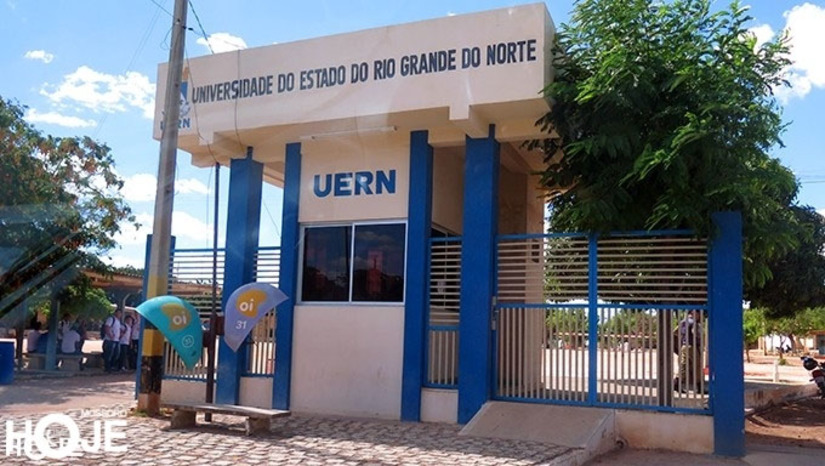 Imagem 1 - A reitora Cicília Maia destacou que são 19 mil inscritos para os cargos de técnicos e docentes. Quanto a ação judicial, a Justiça entendeu que a publicação da composição das bancas, na fase de prova discursiva, como quer quem moveu a ação, pode violar o sigilo e a isonomia, que são essenciais nesta etapa, uma vez que é preciso garantir que não ocorra identificação ou contato entre os candidatos e os avaliadores. Imagem 1 - A reitora Cicília Maia destacou que são 19 mil inscritos para os cargos de técnicos e docentes. Quanto a ação judicial, a Justiça entendeu que a publicação da composição das bancas, na fase de prova discursiva, como quer quem moveu a ação, pode violar o sigilo e a isonomia, que são essenciais nesta etapa, uma vez que é preciso garantir que não ocorra identificação ou contato entre os candidatos e os avaliadores.