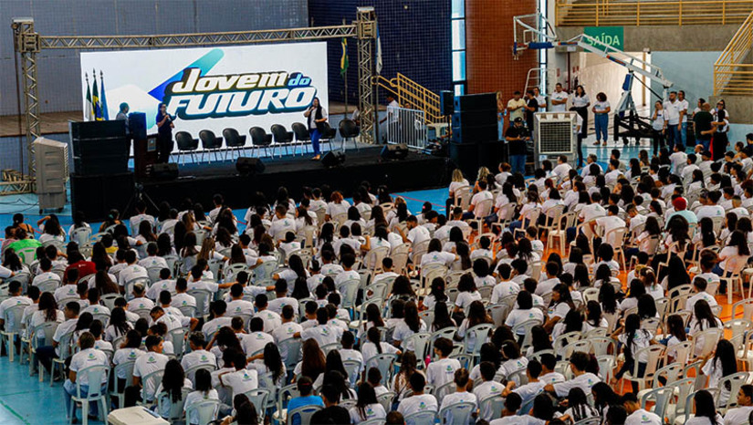 Imagem 1 -  Estudantes recebem duas parcelas da segunda edição do “Jovem do Futuro”. O pagamento das duas primeiras mensalidades desta edição foi feito na sexta-feira (19). Assim como ocorreu na primeira edição do programa, em 2023, cada jovem recebe uma bolsa no valor de R$ 300 durante quatro meses. O programa é uma iniciativa da Prefeitura de Mossoró, que vem garantindo a mil adolescentes, com idades entre 15 e 18 anos, formação cidadã e qualificação para o mercado de trabalho.