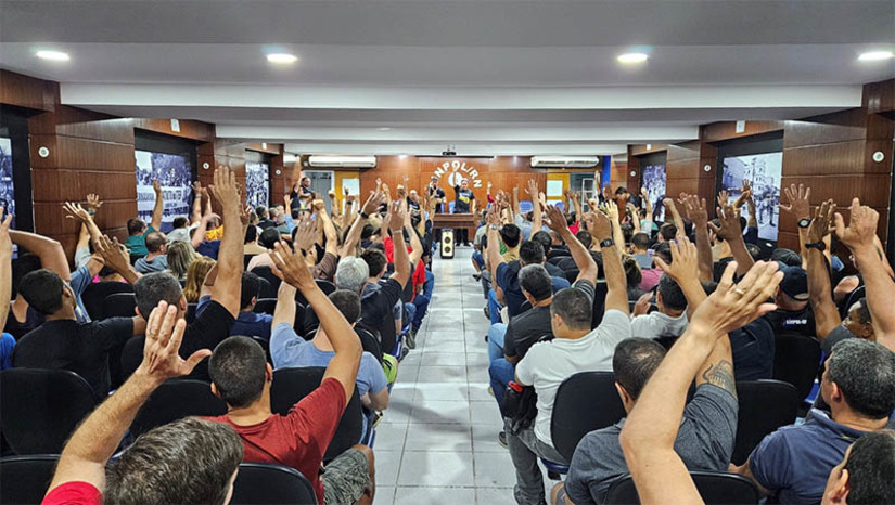 Imagem 1 - PCRN rejeita proposta do Governo e decide por paralisação geral a partir de hoje, 23. A decisão, segundo o sindicato, é em decorrência da insatisfação em relação ao tratamento que o Governo tem dado à categoria. Na tarde desta segunda (22), mais uma rodada de negociação foi realizada com a equipe do Governo do RN. Na ocasião, o SINPOL-RN e demais entidades aguardavam uma sinalização em relação à proposta de 10% que havia sido aprovada pelos Policiais em assembleia e que seria avaliada pelo Comitê Gestor do Estado. “No entanto, o Governo veio com nova proposta de apenas 5.3%, mais uma vez retrocedendo e desrespeitando os Policiais Civis”, disse o presidente do SINPOL-RN, Nilton Arruda. Imagem 1 - PCRN rejeita proposta do Governo e decide por paralisação geral a partir de hoje, 23. A decisão, segundo o sindicato, é em decorrência da insatisfação em relação ao tratamento que o Governo tem dado à categoria. Na tarde desta segunda (22), mais uma rodada de negociação foi realizada com a equipe do Governo do RN. Na ocasião, o SINPOL-RN e demais entidades aguardavam uma sinalização em relação à proposta de 10% que havia sido aprovada pelos Policiais em assembleia e que seria avaliada pelo Comitê Gestor do Estado. “No entanto, o Governo veio com nova proposta de apenas 5.3%, mais uma vez retrocedendo e desrespeitando os Policiais Civis”, disse o presidente do SINPOL-RN, Nilton Arruda.