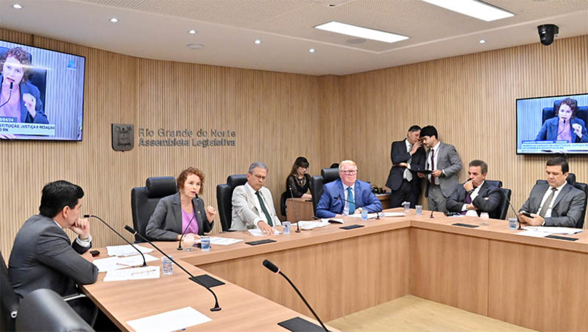 Imagem 1 -  PL sobre Política de Educação em Tempo Integral no RN é aprovado na CCJ da Assembleia. A matéria, de autoria do Governo do Estado foi aprovada à unanimidade. O Programa Escola em Tempo Integral é uma política de âmbito nacional e tem como objetivo induzir os gestores federais, estaduais, municipais e do Distrito Federal à adoção das medidas governamentais necessárias para a criação de matrículas em tempo integral em todas as redes e sistemas de ensino. “Sem dúvidas um marco na educação do nosso Estado”, disse o relator da matéria, deputado Ubaldo Fernandes.
