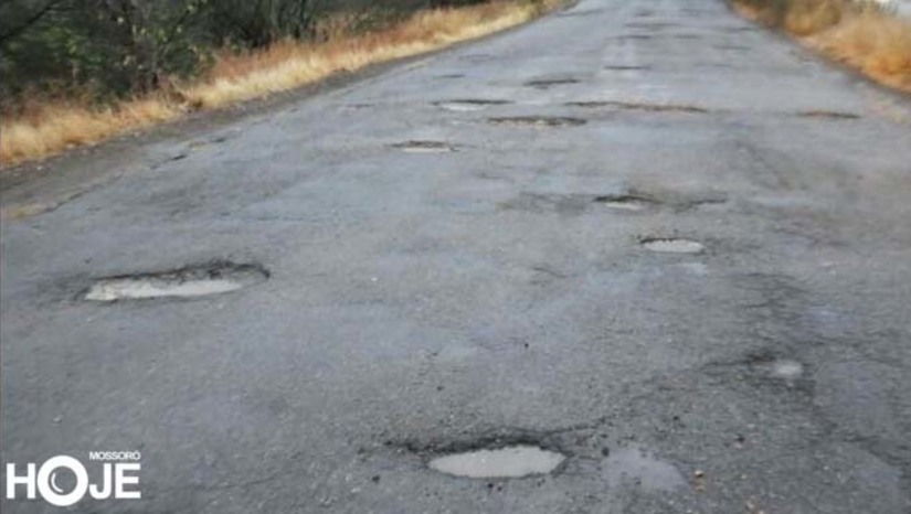 Imagem 1 -  A falta de estrutura na RN-012 há tempos vem sendo alvo de muitas reclamações e reivindicações por parte do poder público municipal e da própria população que precisa utilizar a via todos os dias. A rodovia estadual possui um fluxo intenso de caminhões que fazem o transporte do sal da região da Costa Branca para o restante do estado, e nunca passou por um serviço de reestruturação. O Portal Mossoró Hoje entrou em contato com o governo do estado e foi informado de que existe já projeto executivo, e está entre as prioridades do Governo Cidadão. Mas, não há como definir prazo neste momento.