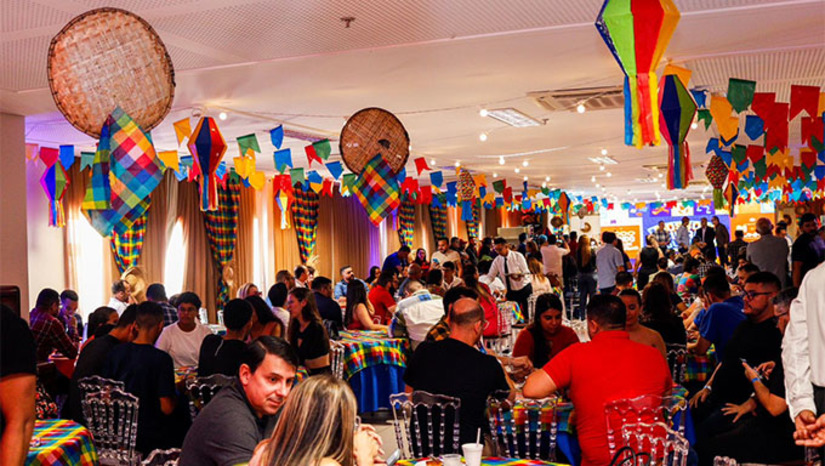 Imagem 1 -  O São João mais cultural do Mundo chegou mais uma vez à capital potiguar, Natal. Pelo segundo ano consecutivo, o "Mossoró Cidade Junina" foi apresentado ao trade turístico, autoridades e imprensa do Rio Grande do Norte, em evento realizado nesta terça-feira (23) na sede do Serviço Social do Comércio (Sesc) Rio Branco, bairro Cidade Alta. O prefeito Allyson Bezerra, em contato com a imprensa, destacou que o evento, que vai do dia 1o a 29 de junho será ampliado para atender ao público crescente