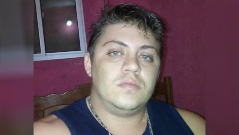 Imagem 1 -  Homem é perseguido e assassinado a tiros em um posto de combustíveis, em Apodi. Segundo informações da polícia militar, na manhã desta quarta-feira (24), João Paulo Fernandes, de 32 anos, conhecido como “Pebinha”, estava próximo ao seu caminhão, quando o suspeito se aproximou em uma motocicleta e efetuou disparos contra ele. A vítima ainda chegou a correr, mas caiu próximo às bombas de combustíveis do posto. O suspeito foi até ele, efetuou novos disparos e fugiu em seguida. A polícia civil vai investigar o caso.