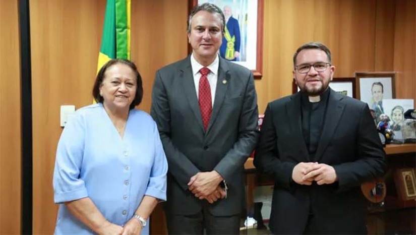 Imagem 1 - O anúncio foi feito ontem em Brasília pela governadora Fátima Bezerra (PT), ministro da pasta Camilo Santana e padre Charles Lamartine, que passa a ser reitor da instituição. O processo de mudança de credenciamento estava em andamento no MEC desde o ano passado. A Faculdade, com sede em Mossoró, iniciou suas operações em 2009, oferecendo diversos cursos de graduação, incluindo Direito, Fisioterapia, Gastronomia, Nutrição, Psicologia e Teologia. Com a mudança, a UniCatólica do RN também está credenciada a abrir novos cursos além de pós graduação em mestrado e doutorado. Imagem 1 - O anúncio foi feito ontem em Brasília pela governadora Fátima Bezerra (PT), ministro da pasta Camilo Santana e padre Charles Lamartine, que passa a ser reitor da instituição. O processo de mudança de credenciamento estava em andamento no MEC desde o ano passado. A Faculdade, com sede em Mossoró, iniciou suas operações em 2009, oferecendo diversos cursos de graduação, incluindo Direito, Fisioterapia, Gastronomia, Nutrição, Psicologia e Teologia. Com a mudança, a UniCatólica do RN também está credenciada a abrir novos cursos além de pós graduação em mestrado e doutorado.
