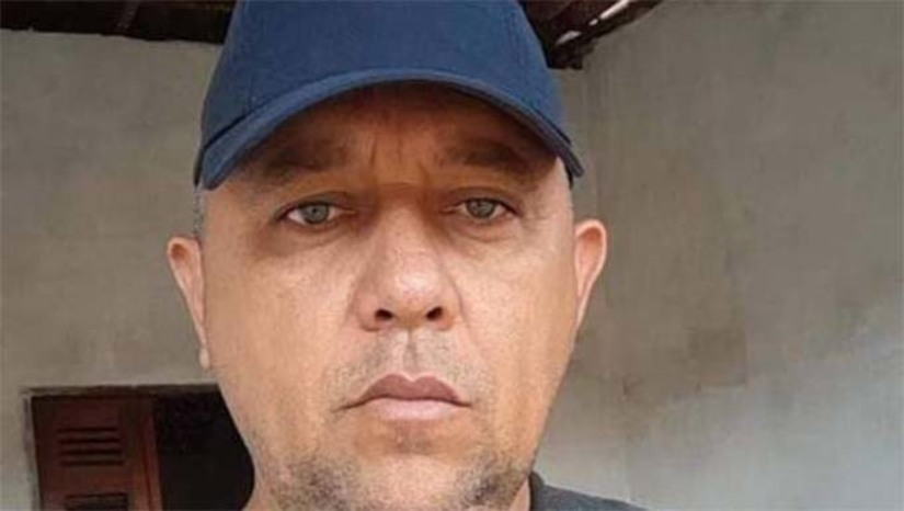 Imagem 1 - Vigilante é morto a tiros em frente ao Pam do Bom jardim, em Mossoró. A Polícia Militar foi acionada ao local no início da manhã desta quinta-feira (25), com informações sobre diversos disparos de arma de fogo. Chegando lá, a guarnição constatou que o vigilante José Holanda Filho, de 53 anos, já estava em óbito. A vítima era servidora do município como agente de endemias e estava readaptado na função de vigilante, na unidade de saúde. A delegada Cristiane Magalhães afirmou que ainda não há informações que apontem para uma linha de investigação, mas que vai conversar com os familiares d e José para saber se ele tinha inimizades ou envolvimento com algo que possa ter levado ao crime. Imagem 1 - Vigilante é morto a tiros em frente ao Pam do Bom jardim, em Mossoró. A Polícia Militar foi acionada ao local no início da manhã desta quinta-feira (25), com informações sobre diversos disparos de arma de fogo. Chegando lá, a guarnição constatou que o vigilante José Holanda Filho, de 53 anos, já estava em óbito. A vítima era servidora do município como agente de endemias e estava readaptado na função de vigilante, na unidade de saúde. A delegada Cristiane Magalhães afirmou que ainda não há informações que apontem para uma linha de investigação, mas que vai conversar com os familiares d e José para saber se ele tinha inimizades ou envolvimento com algo que possa ter levado ao crime.