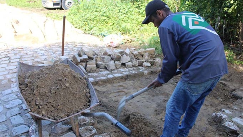 Imagem 1 - A metodologia adotada envolve uma avaliação detalhada das áreas mais críticas, seguida de uma ação rápida e eficaz para o conserto dos buracos, utilizando materiais que respeitam as características originais das vias. Ao todo oito equipes estão atuando para garantir a recuperação da pavimentação. A seleção dos bairros para a operação foi baseada em critérios rigorosos que incluíram a urgência das necessidades de reparo, a densidade populacional e o impacto no tráfego local. Bairros como Santo Antônio; Redenção; Belo Horizonte; Odete Rosado; Rincão e Sumaré estão entre os primeiros a receber as melhorias, garantindo uma distribuição justa e eficiente dos recursos e benefícios. Imagem 1 - A metodologia adotada envolve uma avaliação detalhada das áreas mais críticas, seguida de uma ação rápida e eficaz para o conserto dos buracos, utilizando materiais que respeitam as características originais das vias. Ao todo oito equipes estão atuando para garantir a recuperação da pavimentação. A seleção dos bairros para a operação foi baseada em critérios rigorosos que incluíram a urgência das necessidades de reparo, a densidade populacional e o impacto no tráfego local. Bairros como Santo Antônio; Redenção; Belo Horizonte; Odete Rosado; Rincão e Sumaré estão entre os primeiros a receber as melhorias, garantindo uma distribuição justa e eficiente dos recursos e benefícios.