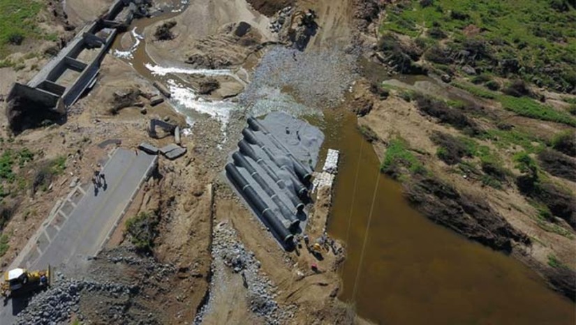 Imagem 1 - De acordo com o Departamento Nacional de Infraestrutura de Transportes (DNIT), a conclusão dos serviços está condicionada a condições climáticas favoráveis, uma vez que o excesso de chuva dificulta a colocação de material do pavimento. Contudo, a expectativa é de que o desvio já esteja operando na primeira quinzena de maio. Quando finalizado, o desvio terá 500 metros de extensão, 10,5 metros de largura (incluindo dois acostamentos de 1,5 metro cada) em pavimento de Concreto Betuminoso Usinado a Quente (CBUQ). A camada de CBUQ terá sete centímetros de espessura, garantindo aos usuários mais segurança ao trafegar e, possibilitando, inclusive, a passagem de veículos pesados. Imagem 1 - De acordo com o Departamento Nacional de Infraestrutura de Transportes (DNIT), a conclusão dos serviços está condicionada a condições climáticas favoráveis, uma vez que o excesso de chuva dificulta a colocação de material do pavimento. Contudo, a expectativa é de que o desvio já esteja operando na primeira quinzena de maio. Quando finalizado, o desvio terá 500 metros de extensão, 10,5 metros de largura (incluindo dois acostamentos de 1,5 metro cada) em pavimento de Concreto Betuminoso Usinado a Quente (CBUQ). A camada de CBUQ terá sete centímetros de espessura, garantindo aos usuários mais segurança ao trafegar e, possibilitando, inclusive, a passagem de veículos pesados.