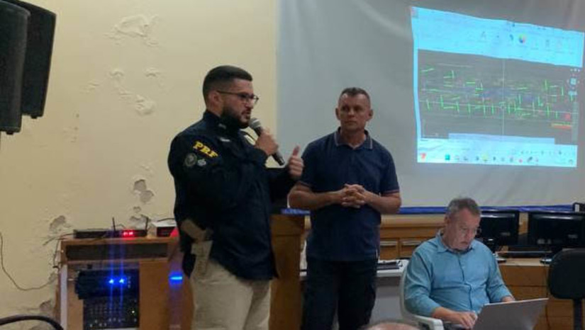 Imagem 1 -  O chefe da delegacia da Polícia Rodoviária Federal de Mossoró, Rodrigo Fernandes, afirmou que o órgão terá reforço de policiamento durante do Mossoró Cidade Junina, principalmente na região do Polo “Arraiá do Povo”, onde, segundo ele, foram registrados o maior número de ocorrências de natureza criminal em 2023. Durante reunião realizada nesta quinta-feira (25), para debater ações de segurança que serão colocadas em prática durante o Mossoró Cidade Junina, ele sugeriu que a Prefeitura reforce a segurança no “Arraiá do Povo”, principalmente em termos de revista, da mesma forma que acontece na Estação das Artes, visto a proporção que o polo ganhou já em seu primeiro ano.